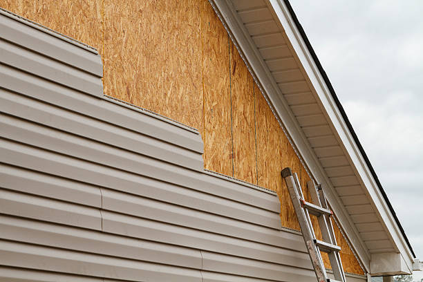 Professional Siding Replacement technician working in Hallieford, VA